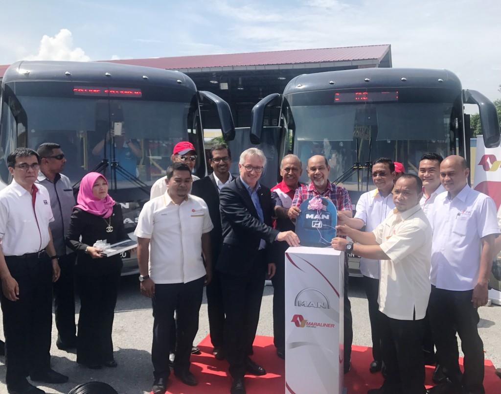 Zahrail Affenday bin Mohamed, Chief Operating Officer of MARA Liner Sdn Bhd (2nd from right, front) receiving the mock key from Hartmut Mueller, Managing Director of MAN Truck and Bus (M) Sdn Bhd (5th from left, front) for the handover of 27 units of MAN A80 City buses for myBAS Perlis.